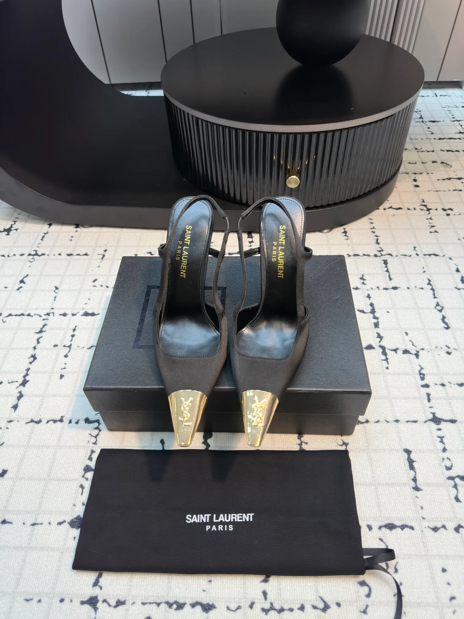 👟👟Ex-factory price 560👟👟 laurent 2025 spring and summer new YSL small gold-toed high heels, very stable on the foot, super heeling, feel free to buy! The heel is custom-made from a new mold. It is an exclusive heel. The height is the same as the original one to distinguish various incorrect versions! High-end sexy, ysl still understands women best❤️ Upper: Silk Lining: Sheepskin Sole: Italian genuine leather outsole Size: 35/40 (40 is custom-made and cannot be returned or exchanged)